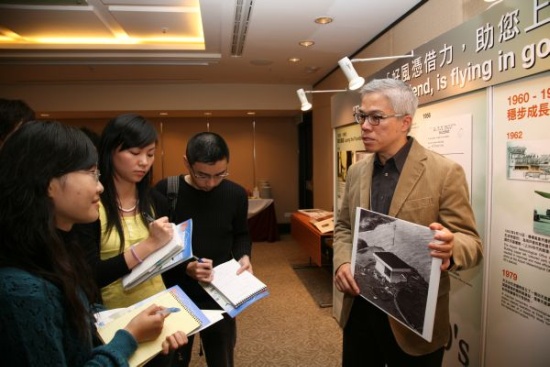 Figures 2: Weather Observer Mr TL Ng introduces the changes in airport weather observation over the years.  He used to be a weather observer at the temporary weather station at Chek Lap Kok in the early 80s.
