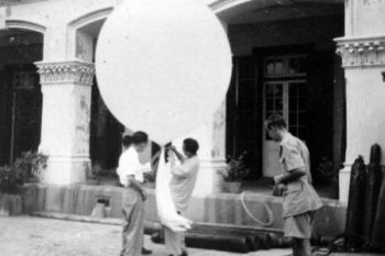 工作人員於一九五零年在天文台施放測風氣球