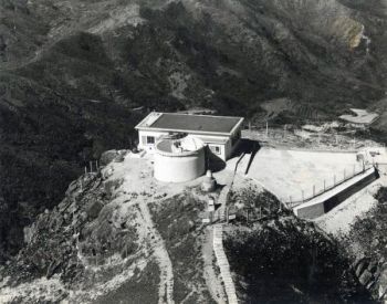 天文台於1959年在大老山上安裝的首部風暴探測天氣雷達，型號是迪卡41型。