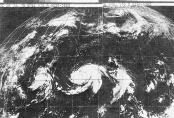 天文台於一九七八年七月二十六日所接收的地球同步氣象衛星低分辨率衛星圖像。圖上顯示(自左至右) 強烈熱帶風暴愛娜斯、颱風芸蒂及颱風維珍妮亞。