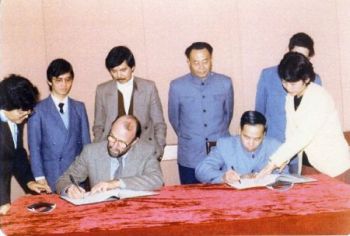 天文台台長(左)與廣東省氣象局局長(右)簽署合作協議