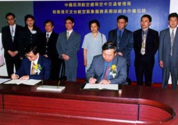 天文台台長(左)及空管局氣象處處長(右) 正在簽署「航空氣象服務長期技術合作備忘錄」