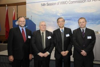 新任航空氣象學委員會主席及天文台助理台長（航空氣象服務）岑智明（右二）與委員會兩位前任主席Carr McLeod（2006-2010，左二）和Neil Gordon博士（1999-2006，左一）合照