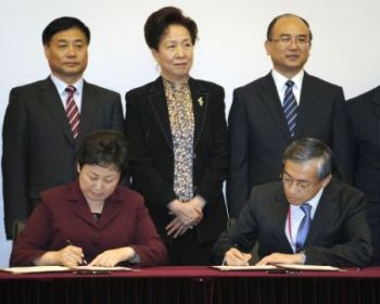 香港天文台台長 (右)與深圳市氣象局局長（左）簽署《數值天氣預報技術長期合作協議》