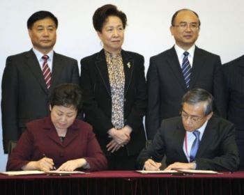 香港天文台台長 (右)與深圳市氣象局局長(左)簽署《數值天氣預報技術長期合作協議》
