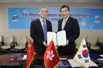 港天文台台長岑智明（左）與韓國氣象廳廳長趙錫俊（右）在簽署合作諒解備忘錄後合照
