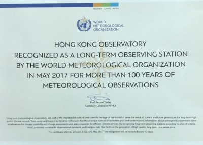 世界氣象組織授予香港天文台的長期觀測站認可證書。