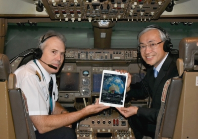 天文台台長岑智明(右)及國泰航空航務總經理Mark hoey 機長(左)在模擬駕駛艙內示範使用「我的航班天氣」應用程式。