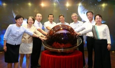天文台台長岑智明(右三)與其他嘉賓在北京主持中心的啟用儀式。
