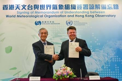 天文台台長岑智明與世界氣象組織秘書長佩特里．塔拉斯簽署諒解備忘錄儀式。