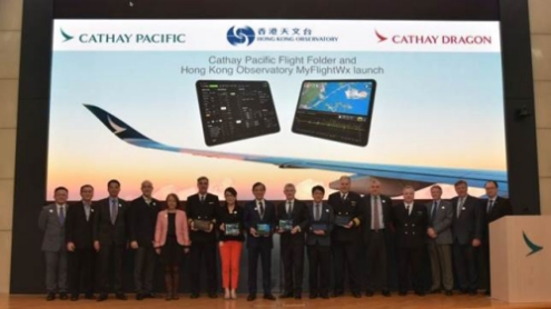 天文台台長岑智明（左八）和國泰航空嘉賓主持儀式，慶祝國泰航空及國泰港龍航空的航機全面投入「無紙化」運作。