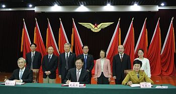香港天文台台長岑智明(前排左)、中國民用航空局副局長王志清(前排中)和中國氣象局副局長矯梅燕(前排右)簽訂聯合建設「亞洲航空氣象中心的協議」。