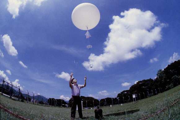京士柏氣象站放出探空氣球