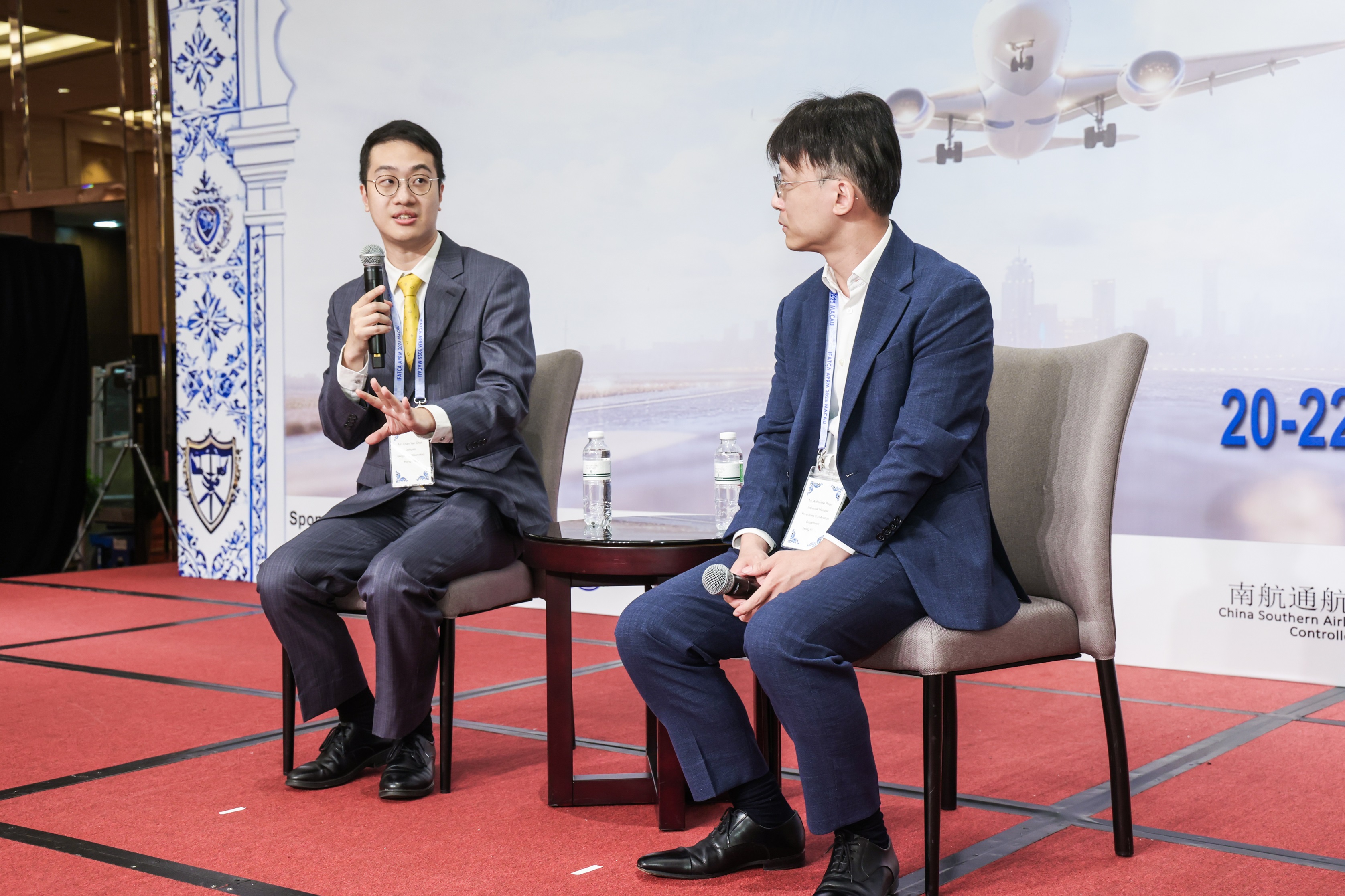 Mr Chan Yan-chun (left), Scientific Officer of the Hong Kong Observatory, presenting successful cases of collaboration between meteorological services and air traffic management.