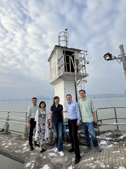 On 30 October 2025, Hong Kong Observatory staff accompanied the delegation from the State Oceanic Administration to Tsim Bei Tsui Tide Station, and introduced the remote-sensing water level gauge being tested at the station