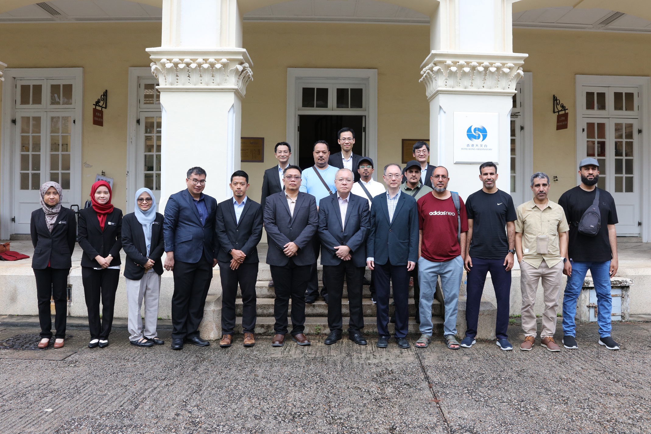 Delegations from Malaysian Meteorological Department and Civil Aviation Authority of the Sultanate of Oman visit HKO for training