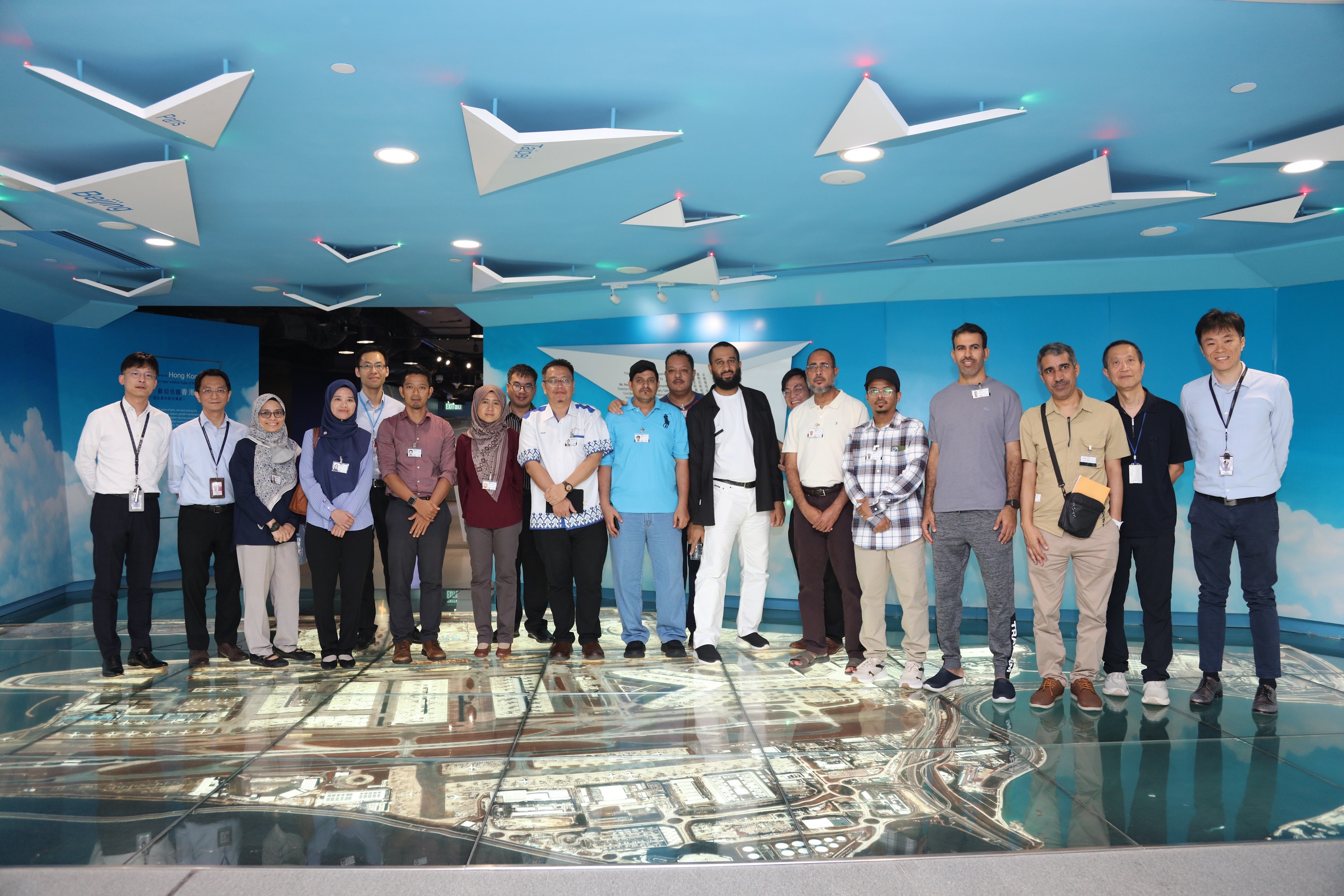Delegates from the Malaysian Meteorological Department and the Civil Aviation Authority of the Sultanate of Oman with colleagues from the Hong Kong Civil Aviation Department and the Hong Kong Observatory at the Civil Aviation Department Headquarters