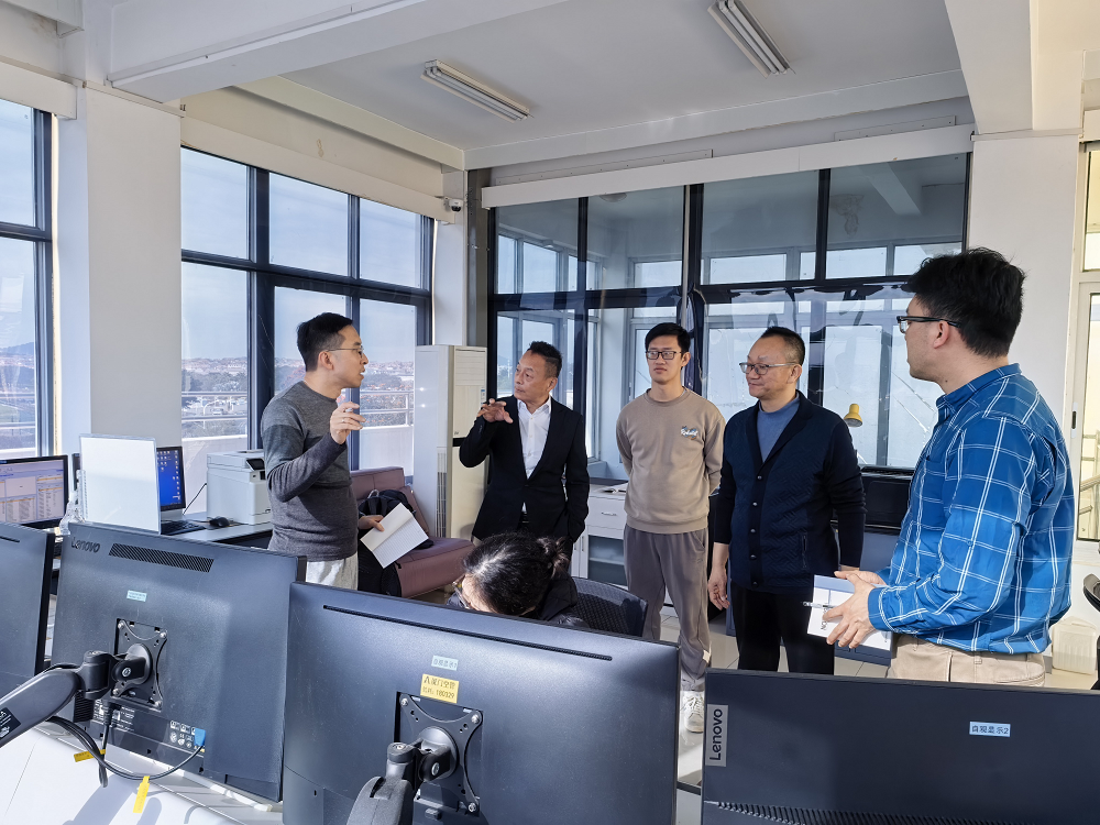 Hong Kong Observatory Senior Scientific Assistant Mr Cheng Sheung-tak (left) exchanging views with local weather observers.