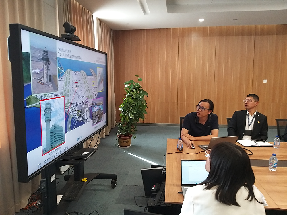 Hong Kong Observatory Senior Experimental Officer Mr Chow Chun-yuen introducing Hong Kong Observatory aviation meteorological services to the staff of the Meteorological Observatory of Daxing Air Traffic Management Centre.