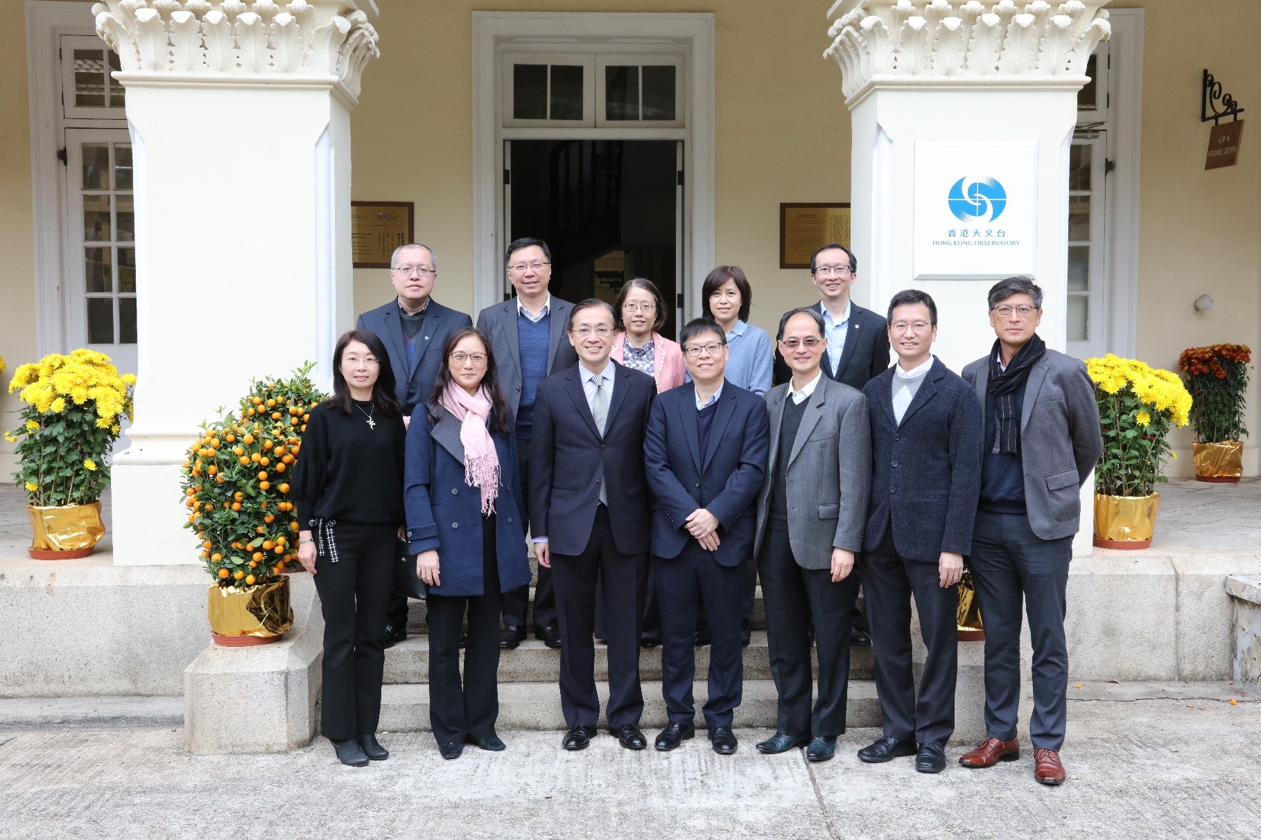 屋宇署署長余德祥先生 (前排左四) 率領代表團在 2020 年 2 月 3 日訪問天文台