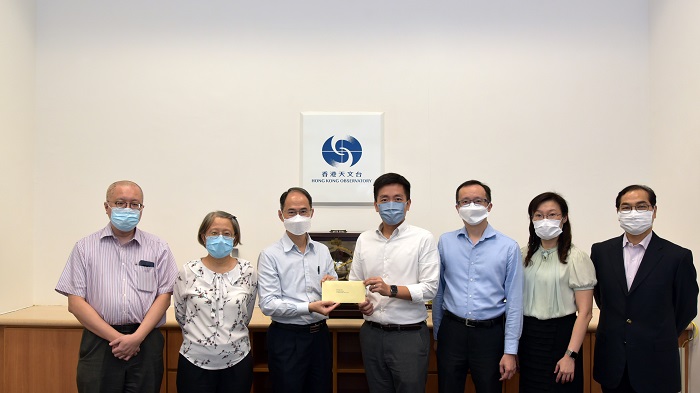 江偉先生 (中) 晉升為高級科學主任
