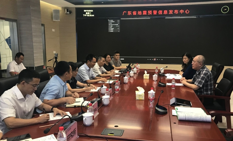 香港天文台代表團與廣東省地震局進行會議。右排從右到左分別是天文台台長陳栢緯和高級科學主任林靜芝。會議由廣東省地震局局長孫佩卿（左排中間）主持。