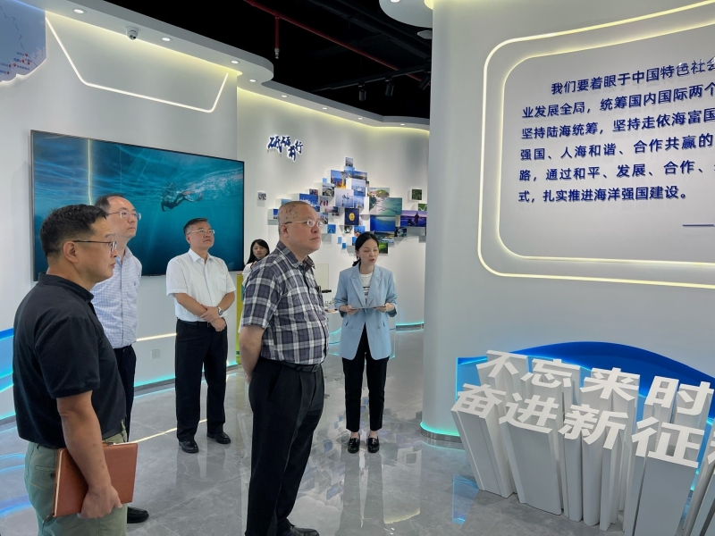 香港天文台台長陳栢緯（右二）及助理台長陳世倜（左二）訪問自然資源部南海局。左三是自然資源部南海局局長雷波。