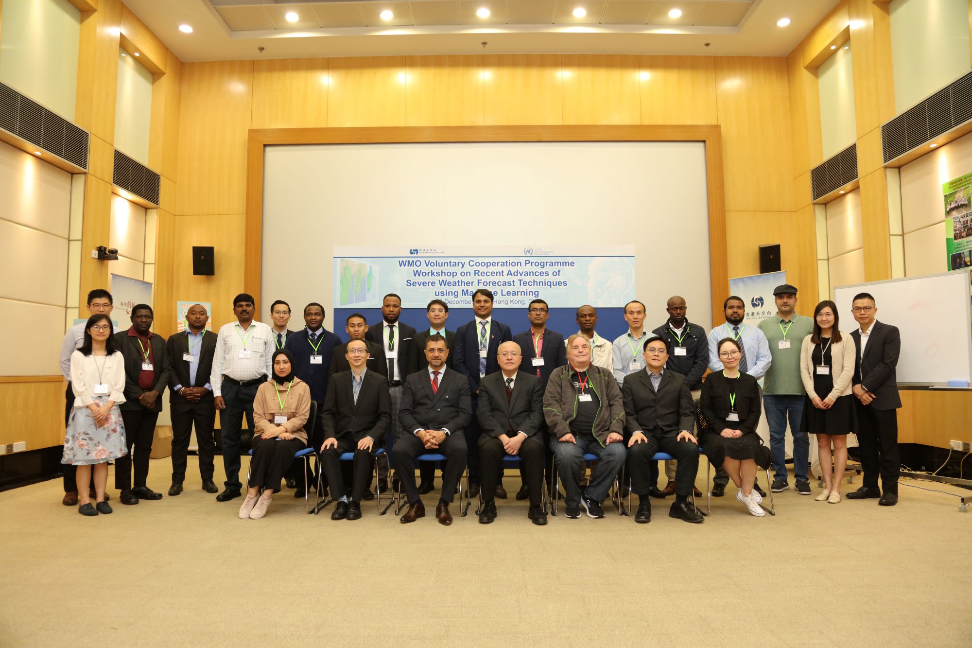 天文台台長陳栢緯博士(前排正中)、 NVIDIA 的 Jeffrey ADIE 先生(前排右三)、WMO 代表 Mustafa ADIGUZEL 先生(前排左三)與工作坊參與者合照。