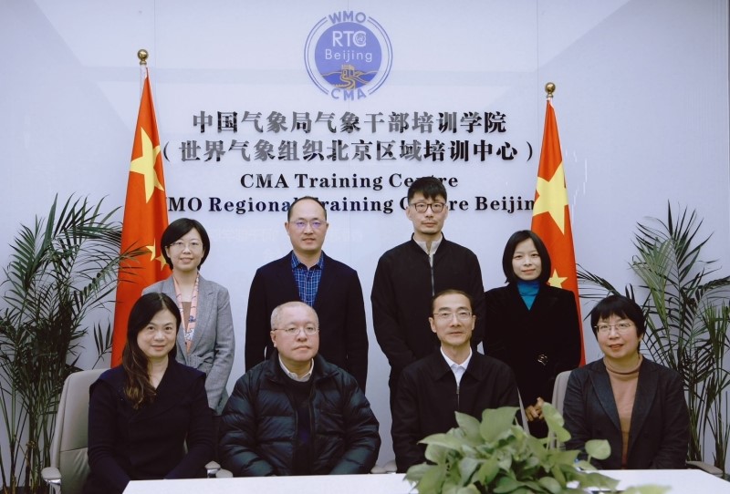 香港天文台代表團與中國氣象局氣象幹部培訓學院會面。前排中間兩位分別是天文台台長陳栢緯(左二)及氣象幹部培訓學院院長于玉斌(右二),左一為天文台高級科學主任林靜芝。
