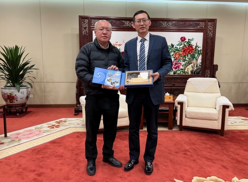 香港天文台代表團訪問國家原子能機構轄下的國家核事故應急辦公室。天文台台長陳栢緯(左)與國家核事故應急辦公室主任劉敬(右)進行會面。