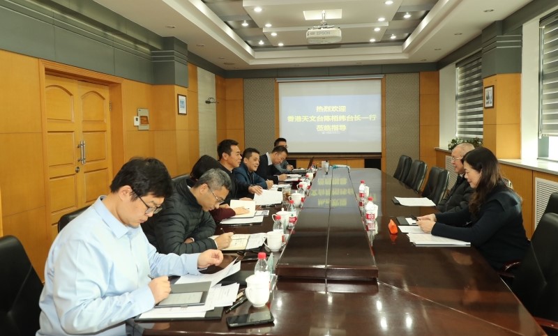 香港天文台代表團與國家海洋信息中心進行會議。右排從左到右分別是天文台台長陳栢緯和高級科學主任林靜芝。會議由國家海洋信息中心主任石綏祥(左排中間)主持。