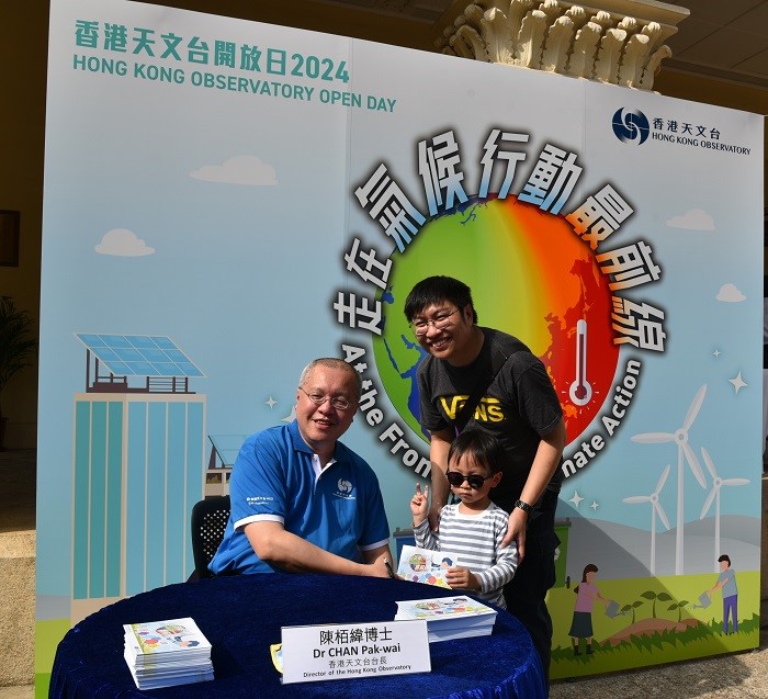 天文台台長陳栢緯（左）與參觀市民合照