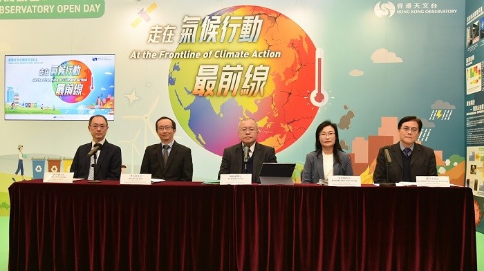 香港天文台台長陳栢緯博士（中）聯同助理台長（輻射監測及評估）李立信（左二）、助理台長（拓展、研究及政務）宋文娟（右二）、助理台長（航空氣象服務）陳世倜（左一）和署理助理台長（天氣預測及警告服務）鄭元中（右一）主持新聞簡報會，匯報香港天文台的最新發展。
