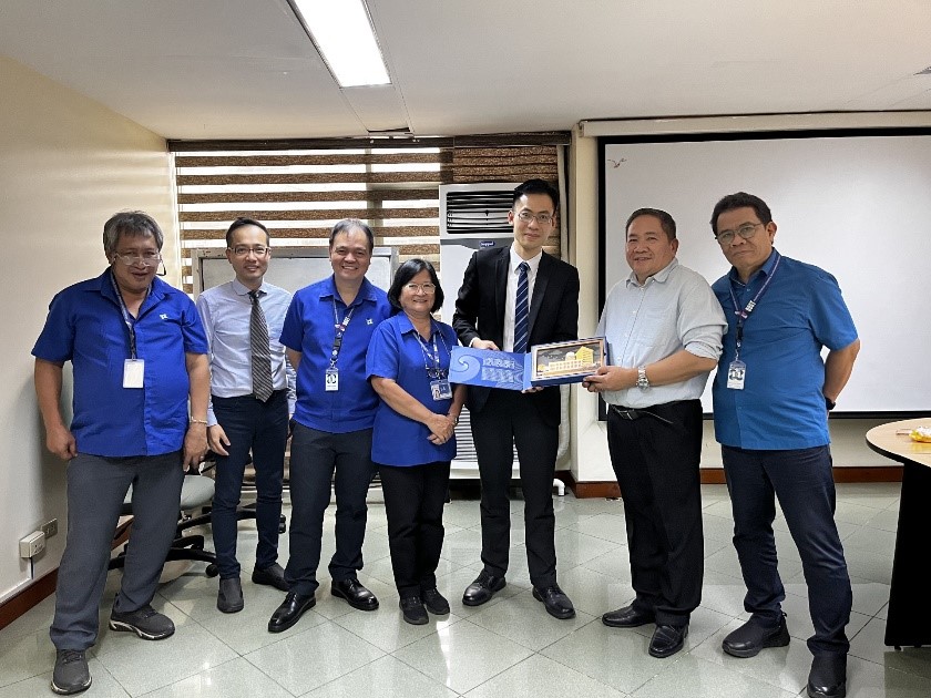 天文台同事與菲律賓大氣地球物理和天文服務管理局局長Nathaniel T. Servando博士（右二）以及其他氣象專家合照