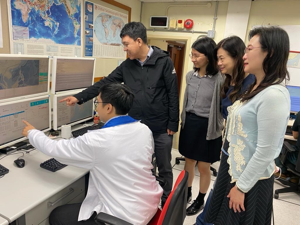 在備份中心定期啟動期間邀請了國家海洋環境預報中心專家李宏偉博士（左二）就海嘯監測及預警系統進行交流討論。