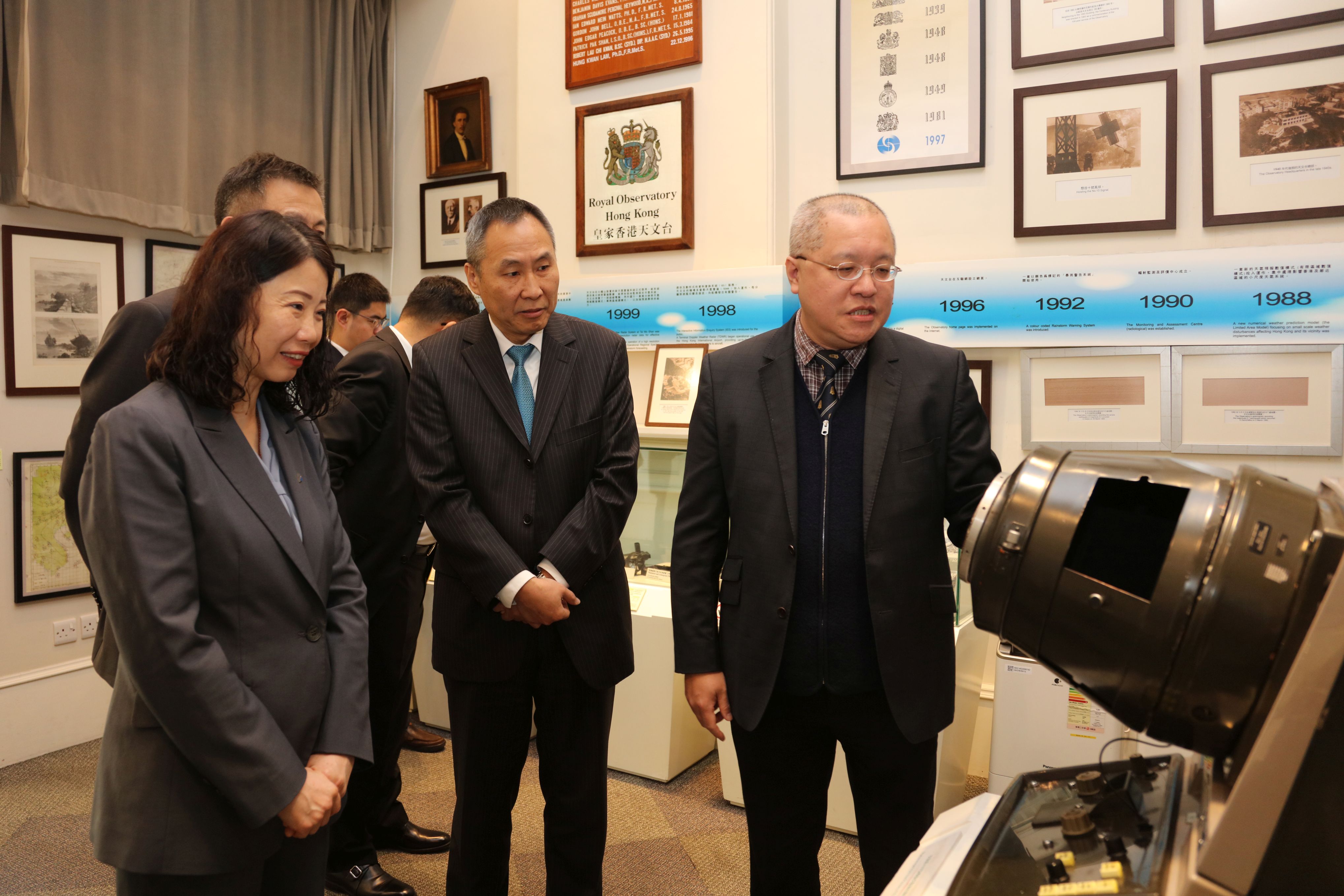 陳栢緯台長向民航局代表介紹歷史室展品