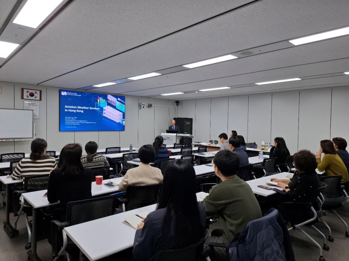 Mr Le Kwok-lun introducing the Observatory’s aviation weather services to experts of Korea Meteorological Administration