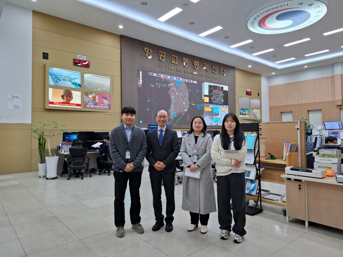 Visit to Air Traffic Command Centre in Daegu, South Korea. From left to right are Mr Kin Woo-jin of the Air Traffic Command Centre of South Korea’s Ministry of Land, Infrastructure and Transport, Mr Lee Kwok-lun of the Hong Kong Observatory, and Ms Park Sinae and Ms Chung Raehyun of Korea Meteorological Administration