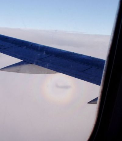 飛機上拍到的「彩光環」