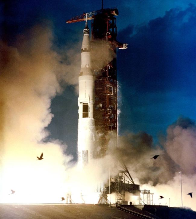 1971 年 1 月 31 日,363 英尺高的阿波羅十四號運載火箭從肯尼迪太空中心的 39A 發射台升空。