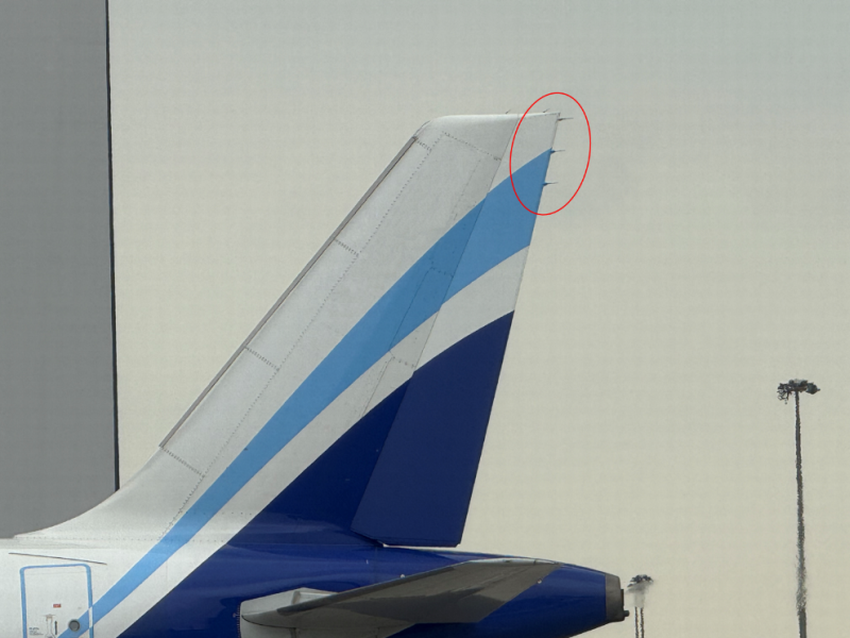 安裝在機尾的「放電刷」
