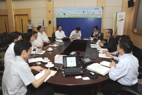 香港天文台岑智明署理台长向中国地震局代表团介绍天文台的槪况