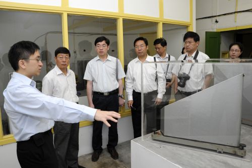 中国地震局代表团参观用作安置地震仪的地窖
