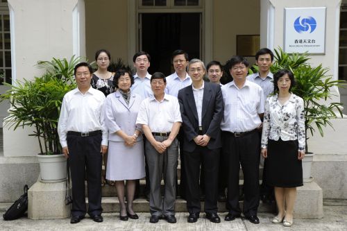 中国地震局张友民副局长（前排左三）及代表团与香港天文台人员合照