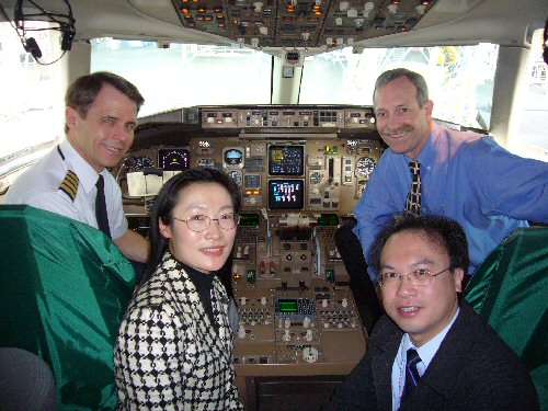 天文台高级科学主任宋文娟(前左)、蔡本良(前右)、西北航空Smith 机长 (后左), 气象学家Tom Fahey(后右)在传媒简报会中摄于西北航机上