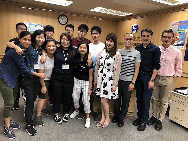 參加「友‧導向」師友計劃的中學生與天文台導師合照