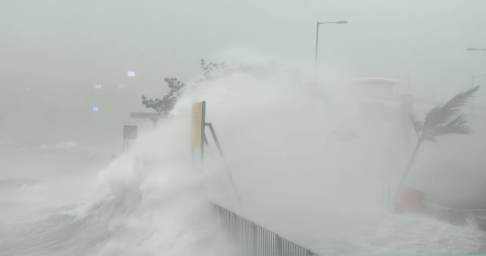 天鴿襲港期間，紅磡碼頭巨浪拍岸。
