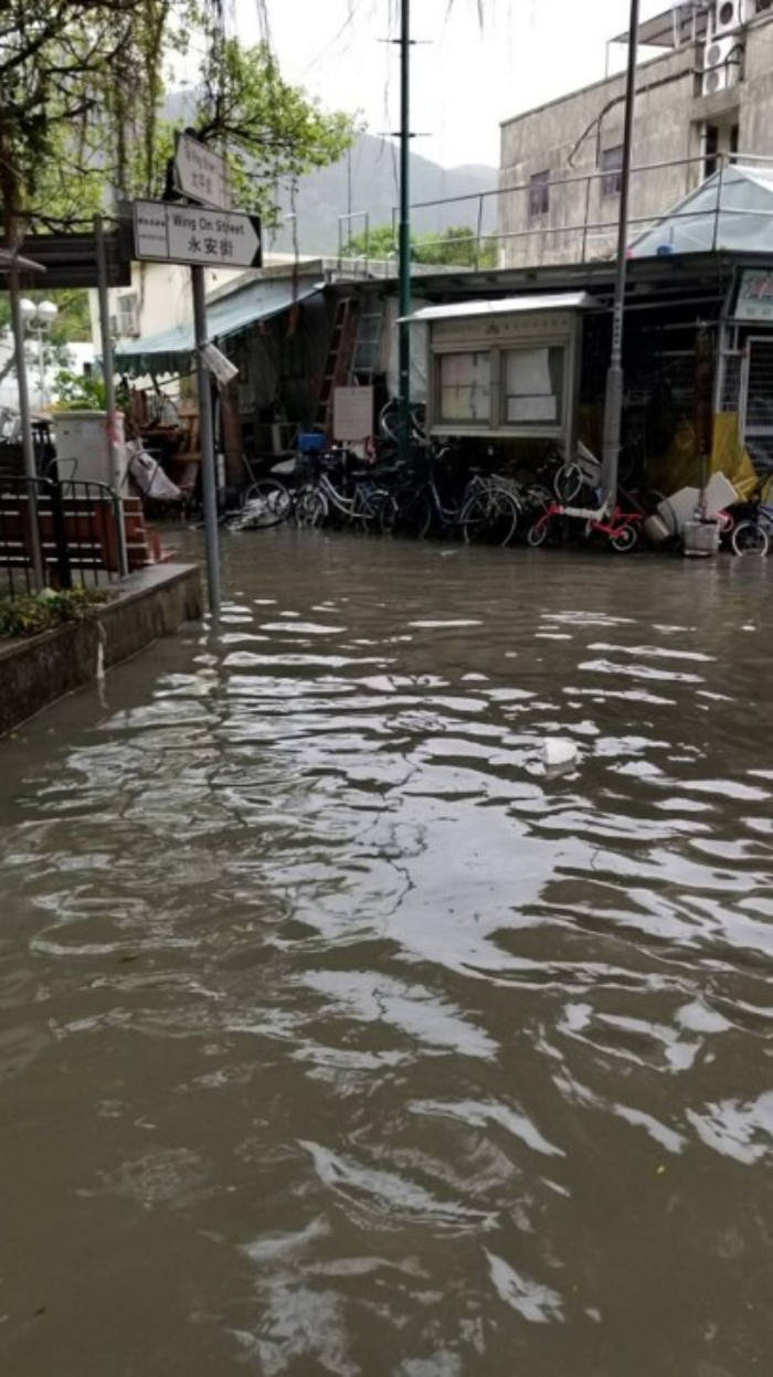 大澳水浸嚴重，部份地區水深及胸。