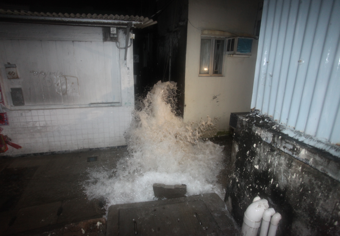 颱風海鷗引致的風暴潮令鯉魚門馬環村出現海水倒灌(相片由星島日報提供)。