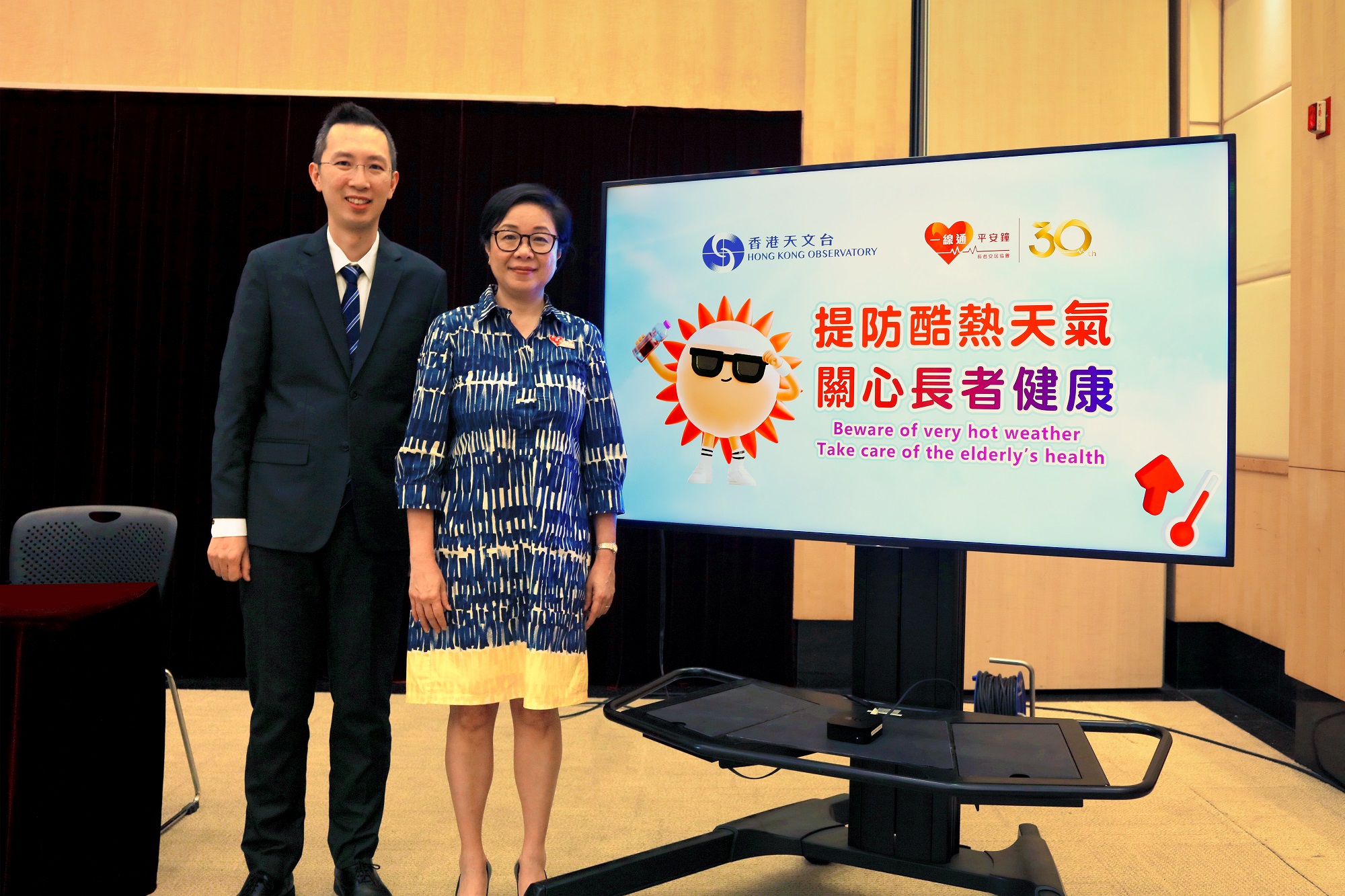 圖一 香港天文台署理助理台長蔡振榮和長者安居協會行政總裁王虹虹今日（五月二十八日）主持聯合記者會，提醒市民為夏季酷熱天氣做好準備。